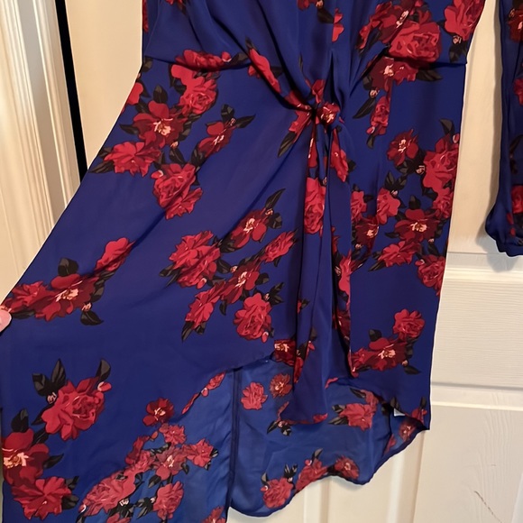 Long sleeve mid length dress with ruffle and tie in the front - Picture 3 of 4